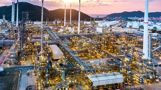 炼油厂鸟瞰图，日落时的石油工业。