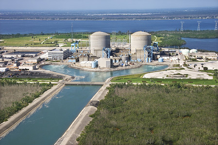 鸟瞰摄影照片_核电站。