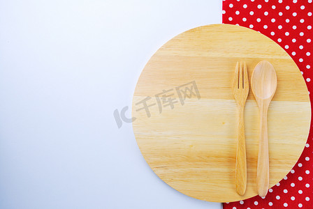 桌子背景上的木盘、桌布、勺子、叉子