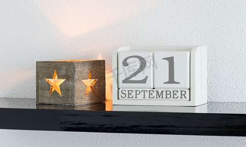 白色方块日历当前日期为 21 日和 9 月