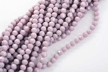 白色背景上美丽的浅紫色玻璃闪光水晶 Isoalted 珠。