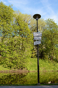 水边灯柱上的警告标志，爱沙尼亚语