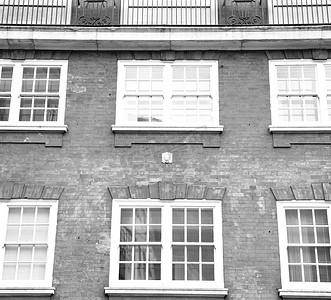 在欧洲伦敦旧红砖墙和历史窗口