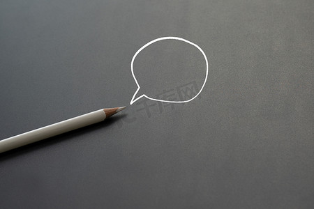 白色铅笔在黑色背景上分享想法与复制空间