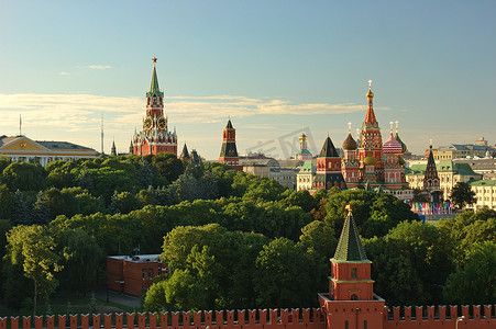 政策墙摄影照片_莫斯科红场克里姆林宫的夜景耸立着红场墙星和时钟库兰蒂圣巴西尔大教堂。
