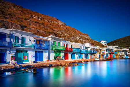 五颜六色的渔夫房子，希腊