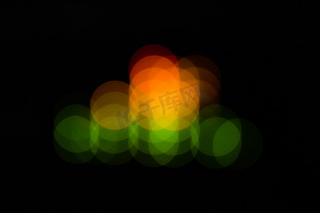 音频条摄影照片_模糊的均衡器条-抽象的彩色圆点