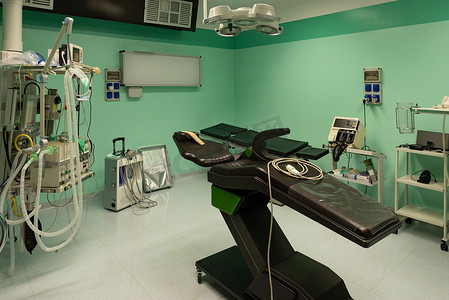配备急救和重症监护的手术室