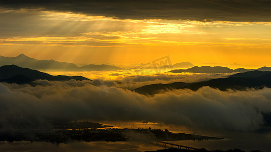 金色光芒摄影照片_在韩国首尔，山上的金色光芒被晨雾和日出所覆盖。