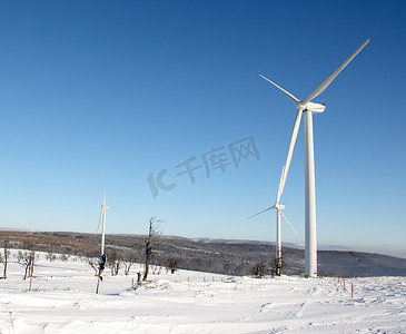 电力风力涡轮机在冬天
