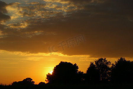 红色自然风景画摄影照片_夕阳西下