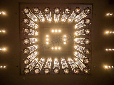 酒店内典雅的灯具