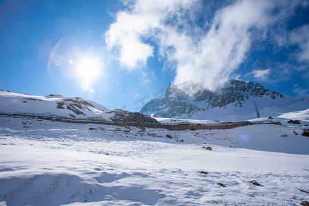 山摄影照片_瑞士阿尔卑斯山口，瑞士阿尔卑斯山的 Julierpass 有雪