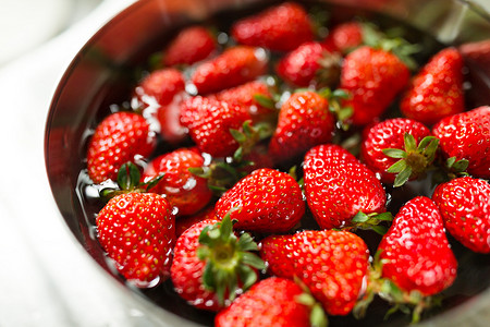 在碗里洗草莓
