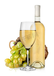 白葡萄酒瓶和篮子里的葡萄