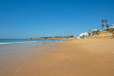 葡萄牙阿尔加维 Armacao de Pera 的海滩