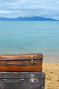 海滩上的旧古董旅行箱