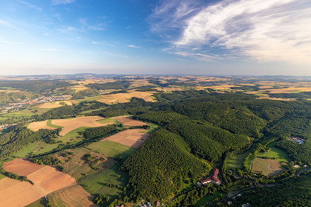 禁毒普法宣传摄影照片_德国莱茵兰普法尔茨景观的鸟瞰图