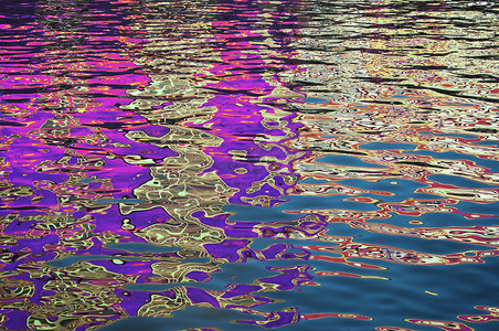 紫色波纹背景摄影照片_波纹反射抽象