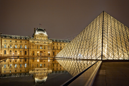 法国巴黎卢浮宫艺术博物馆的夜景。