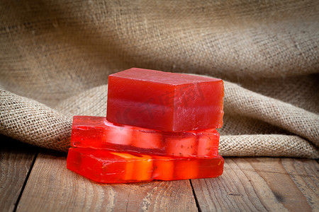 木制背景上的红色肥皂条