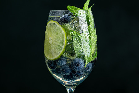 夏季酒精鸡尾酒蓝莓莫吉托，特写