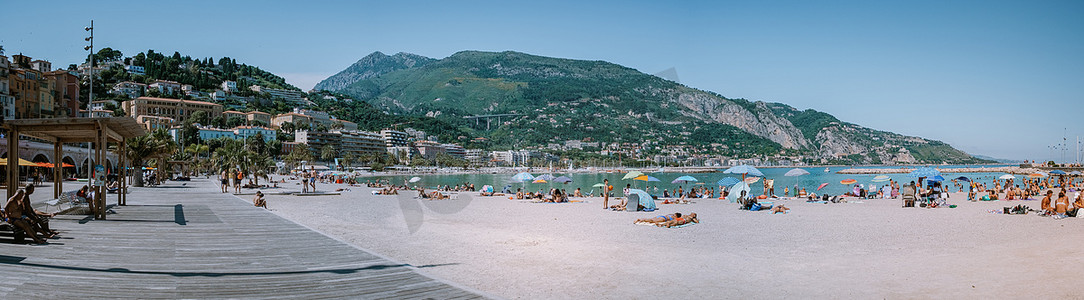 法国芒通，蔚蓝海岸 2020 年 6 月，海滨海滩温暖炎热的夏日，享有法国普罗旺斯-阿尔卑斯-蔚蓝海岸芒通老城区的景色