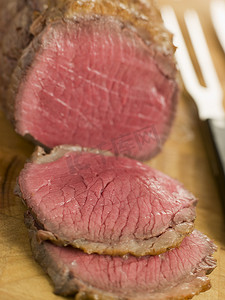 英国食物摄影照片_在砧板上雕刻的英国牛肉烤肉