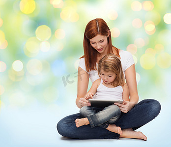平板游戏摄影照片_快乐的妈妈带着小女孩和平板电脑