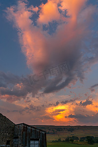黄昏的天空在马勒姆附近的约克郡山谷国家公园