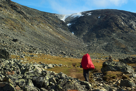 “在挪威尤通黑门山国家公园徒步旅行”