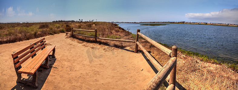 俯瞰 Bolsa Chica 宁静祥和的沼泽的长凳