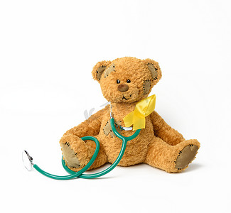 可爱的棕色泰迪熊，上面有一块补丁，一条环状的黄色丝带