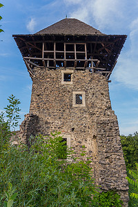 简约柯基摄影照片_蒂萨河附近一座山上一座宏伟的 neviitskogo 城堡的部分修复的塔楼。