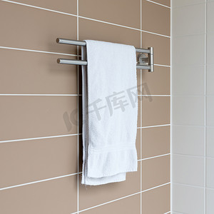 现代浴室的毛巾架