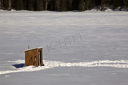 冰湖上摄影照片_冰湖上的冰钓小屋