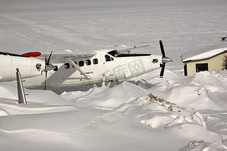 布什飞机停在奥特湖过冬