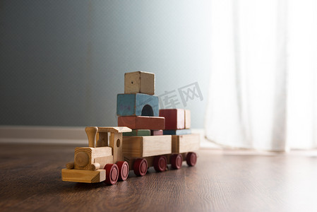 在地板上的木玩具火车