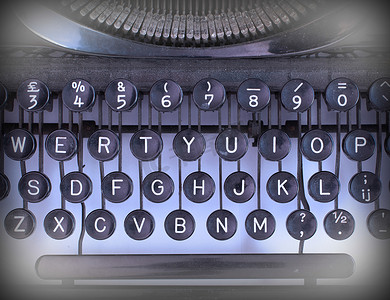 台字摄影照片_关闭一台肮脏的老式打字机