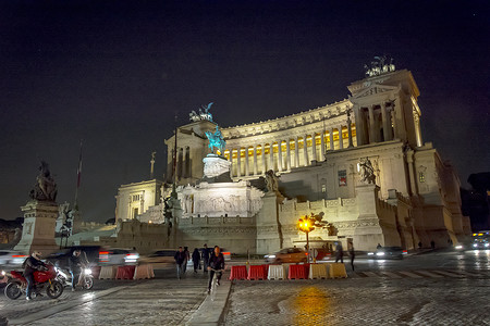 意大利国王维克多·伊曼纽尔二世国家纪念碑在夜间拍摄于罗马