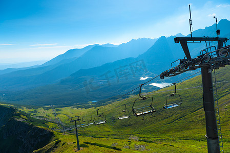 wierch摄影照片_在美丽的 Mount Kasprowy Wierch, P 山坡上的滑雪缆车