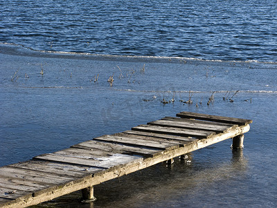 冬天池塘的木板脚道