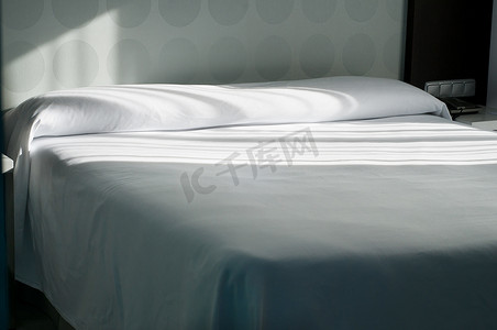 现代双人床摄影照片_公寓内的双人床