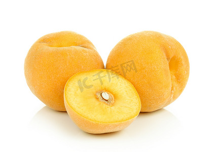 黄桃罐头卡通摄影照片_白色背景上成熟的黄桃