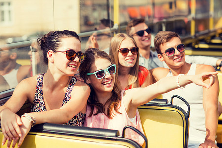 一群微笑的朋友乘坐旅游巴士旅行
