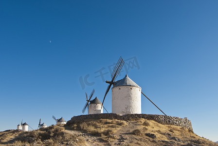 风沙吹散摄影照片_西班牙的传统风车