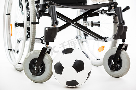 残疾人或残疾人轮椅和足球