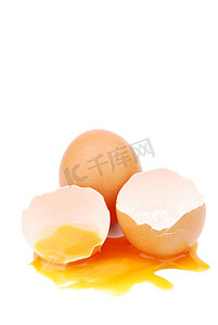 蛋黄摄影照片_鸡蛋破了，蛋黄和蛋白都流出来了