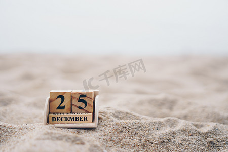 木砖块显示 12 月 25 日或圣诞节的日期和月历。