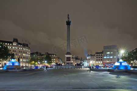 特拉法加摄影照片_傍晚的特拉法加广场和纳尔逊纪念柱。